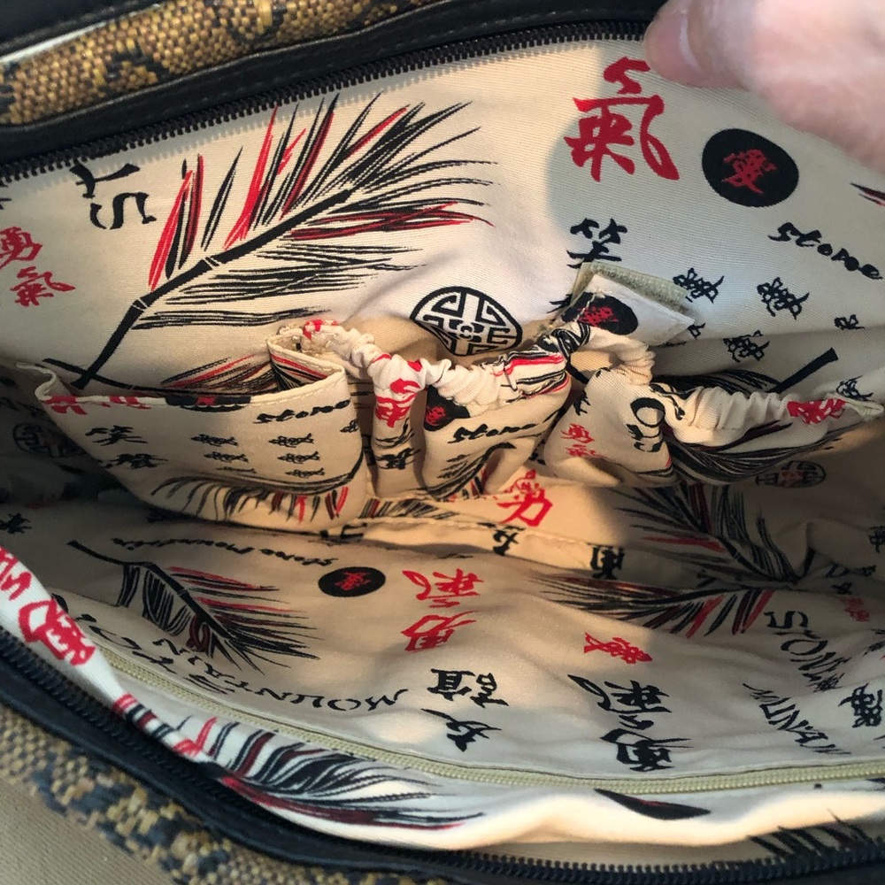 Pretty Patterned Handbag With Zipper Closure - Picture 4 of 7
